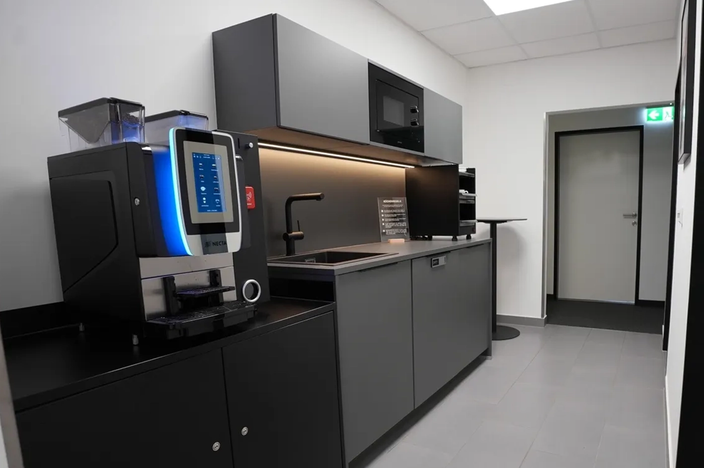 Gemeinschaftsküche mit Kaffeemaschine im Plainwerk Businesspark